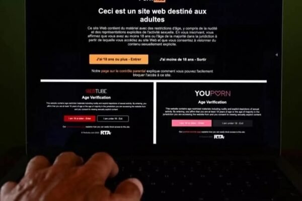 FRANCE COUPE L’ACCÈS À PORNHUB, YOUPORN, REDTUBE : LE CLASH ENTRE LIBERTÉ ET PROTECTION DES MINEURS EST LANCÉ
