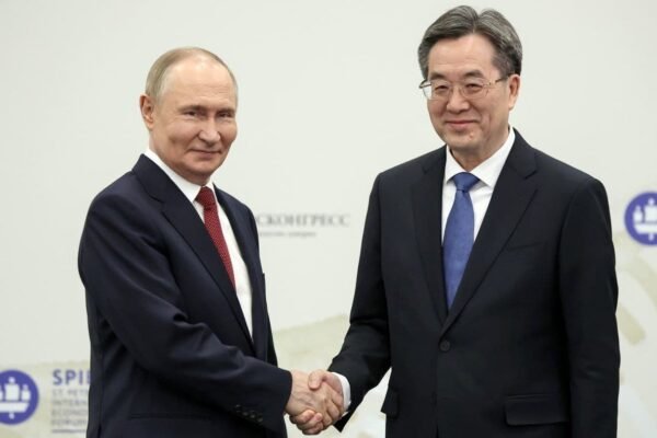 Poutine salue une alliance “sans précédent” avec la Chine lors du Forum de Saint-Pétersbourg