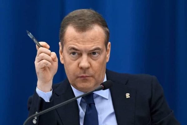 Moyen-Orient sous tension : Medvedev fustige les frappes américaines et accuse Trump d’avoir allumé une nouvelle guerre