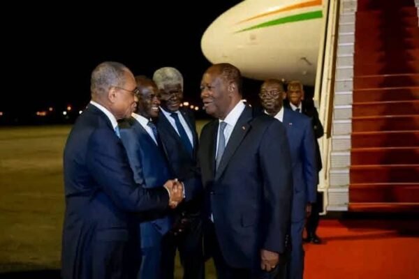 Alassane Ouattara de retour à Abidjan après un déjeuner de travail avec Emmanuel Macron à l’Élysée